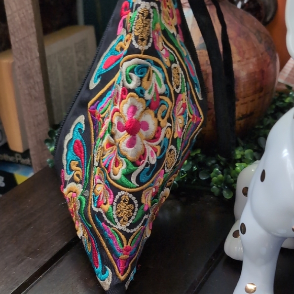 Black Embroidered Floral Geometric Wallet - Picture 6 of 7